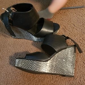 Black wedges